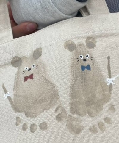 グレーの蝶ネクタイをしたネズミの足形