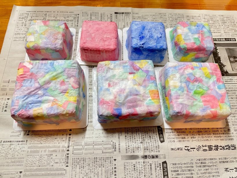 和紙をのり付けしたものを乾かしている