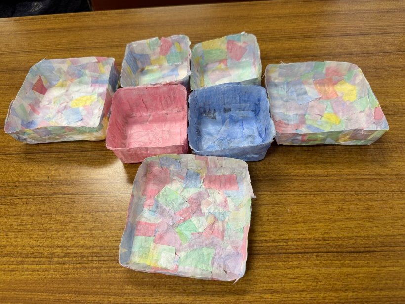 和紙の入れ物が7つある