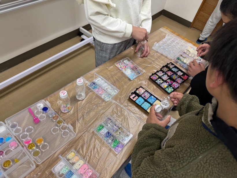 ビーズなどを選んでいる