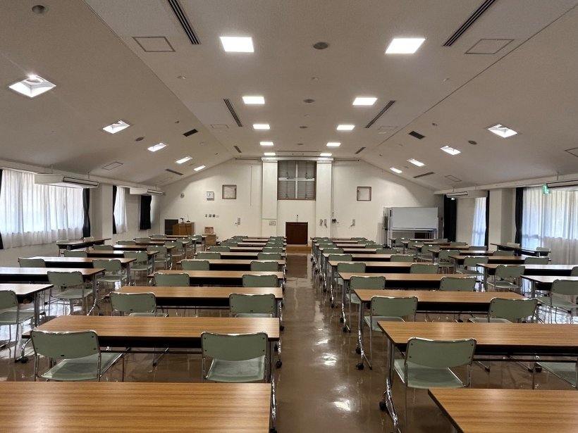 机とイスがならんで電気がついている