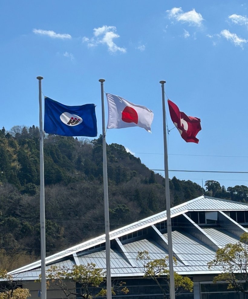 なびく旗と空と山