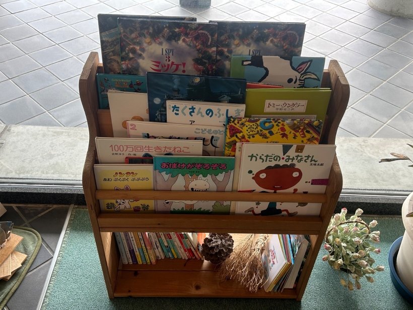 絵本を置いている棚