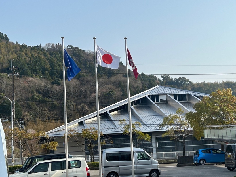 3つの旗と山と空