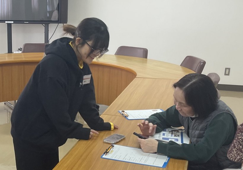 大学生が参加者に教えている様子