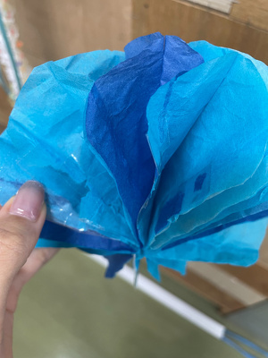 失敗したクラゲの頭づくり（お花紙がくっついている）