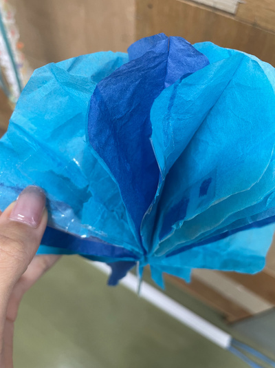 失敗したクラゲの頭づくり（お花紙がくっついている）
