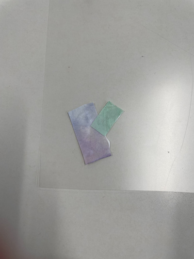 クリアファイルに和紙を貼っている