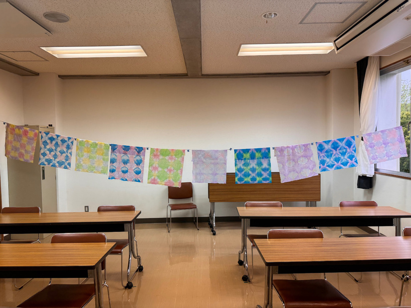 紐に染めた和紙を干している