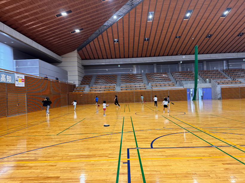 ドッチビーの投げる練習をしている