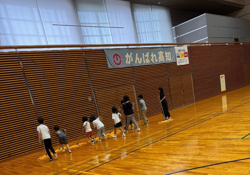 モップがけをしている