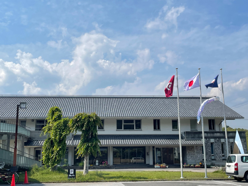 風になびく鯉のぼりと旗