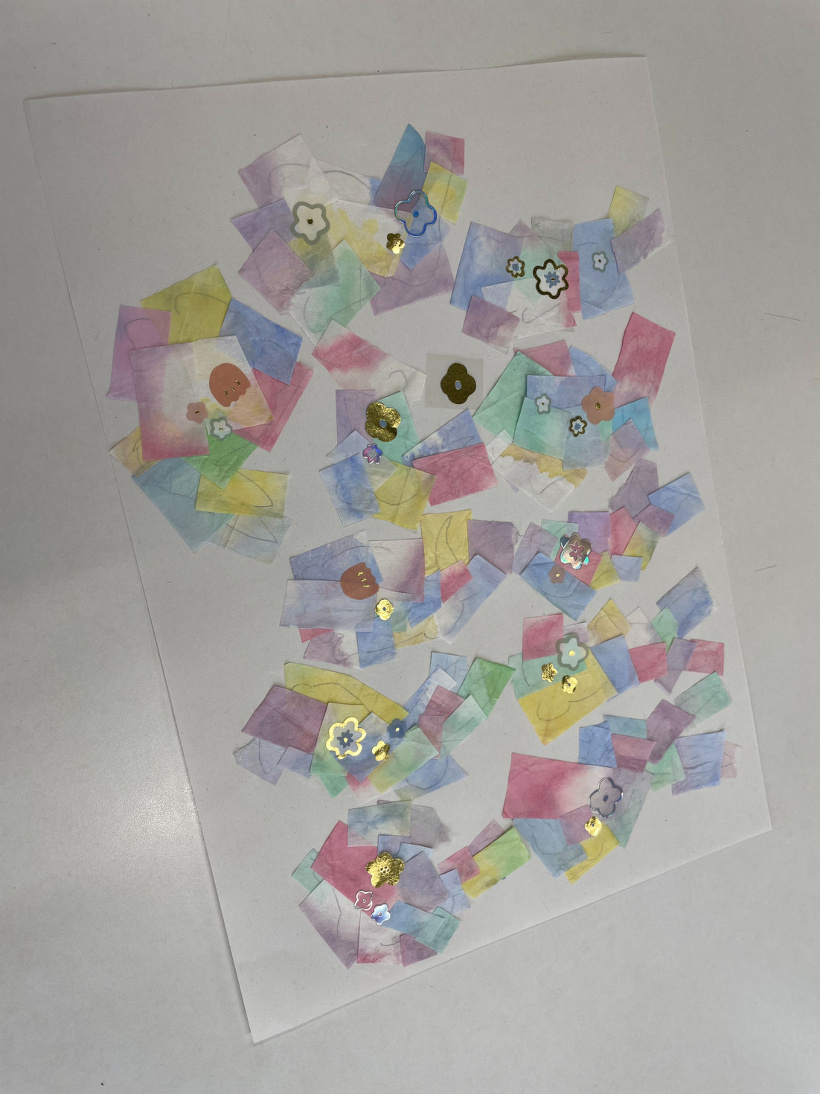 紙に和紙を貼る様子