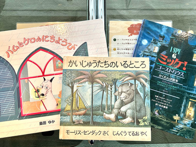 テーブルに並べた絵本3冊。左からバムとケロのにちようび、かいじゅうたちのいるところ、ミッケ!ゴーストハウス。