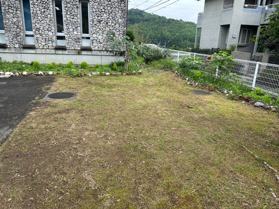 施設前の草刈り後の芝生