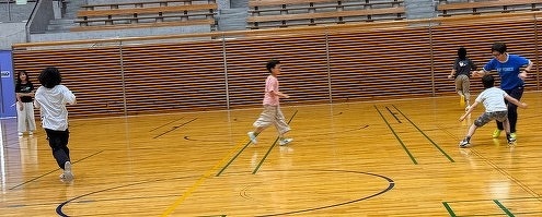 しっぽ取りをしている