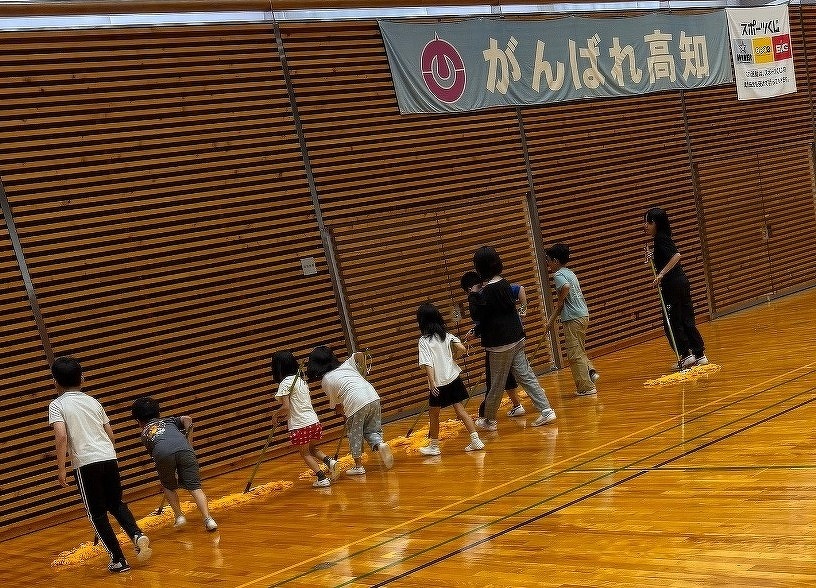 みんなで床にモップをかけている