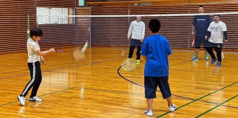 ４人でバドミントンをしている