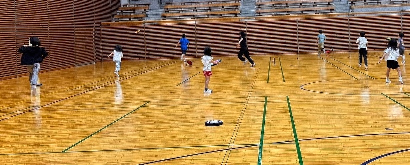 フリスビーをみんなで投げている