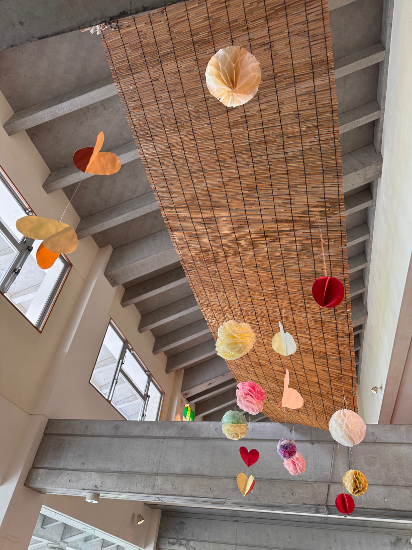 飾りがつるされている