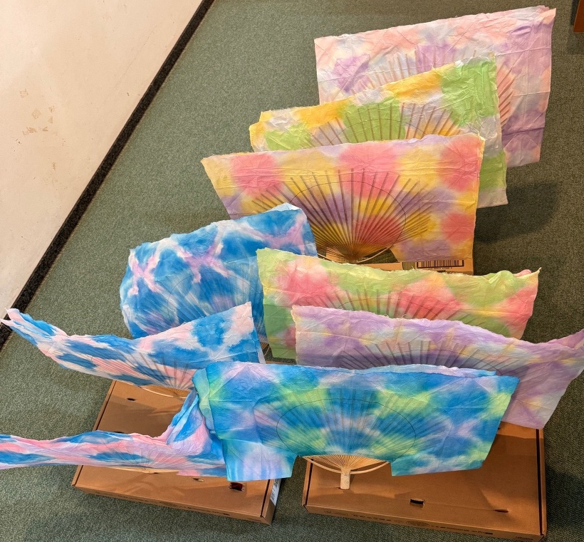 うちわを段ボールにさして乾かしている