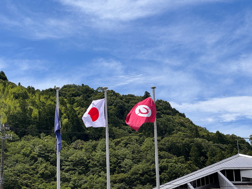 風でなびく旗と山と空