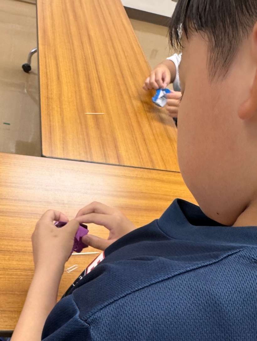 折り紙を折っている