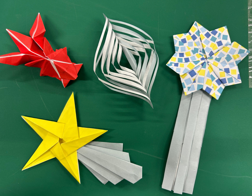 折り紙で作った七夕飾り4種（金魚、くるくる貝、流れ星、吹き流し）