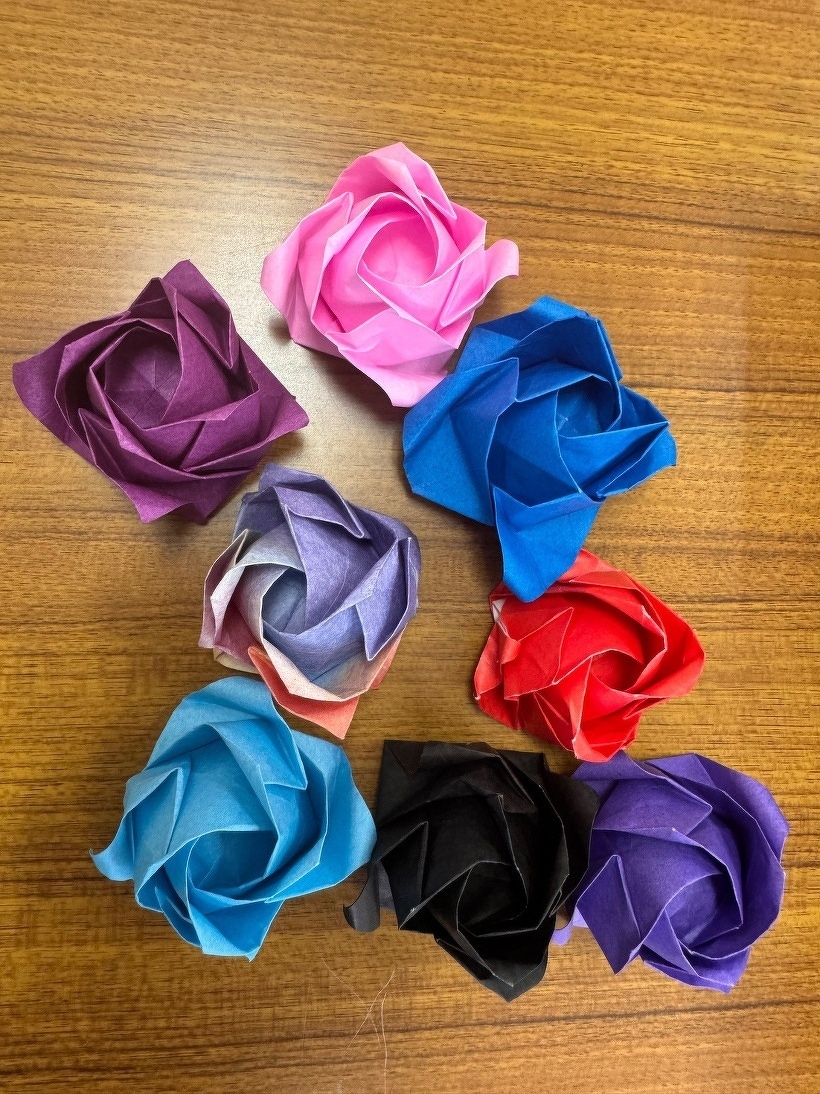 色とりどりの8つのバラ