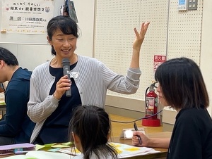 1組の親子と会話している講師の川田先生