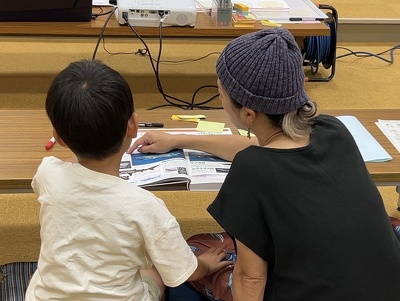 親子で絵本を読み聞かせしている様子