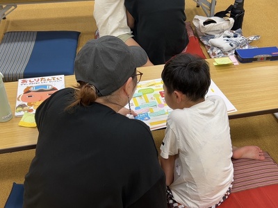 できあがった作文を親が子どもへ読み上げている様子