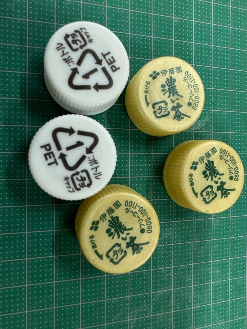 ペットボトルのふたが5つある