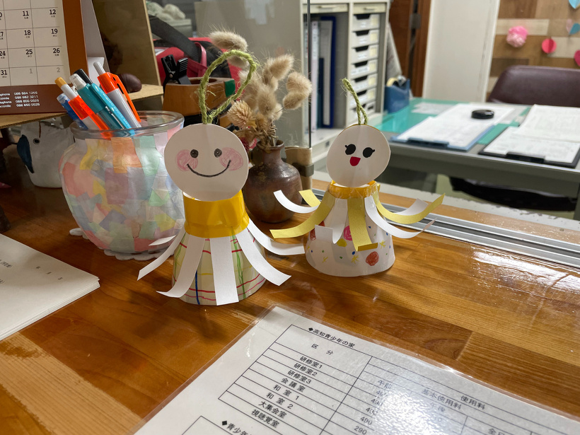 画用紙でできたてるてる坊主