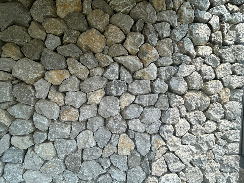 施設入り口右手の石壁