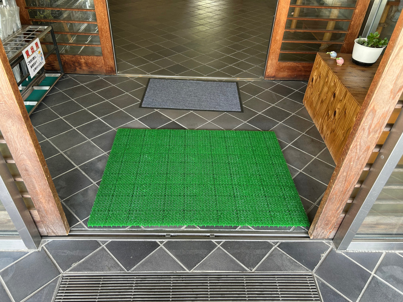玄関入口に敷いた人工芝のマット