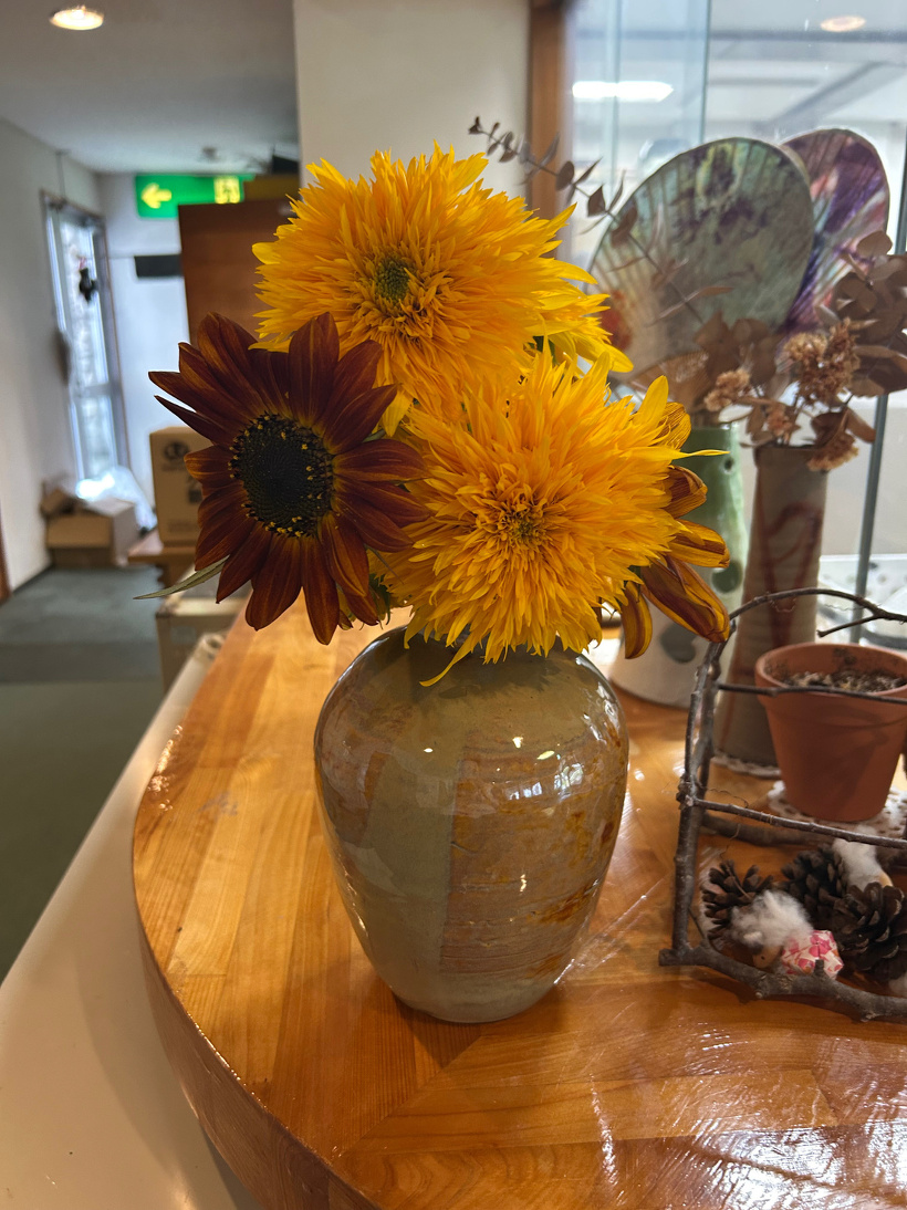 花瓶に生けた数種類のヒマワリ