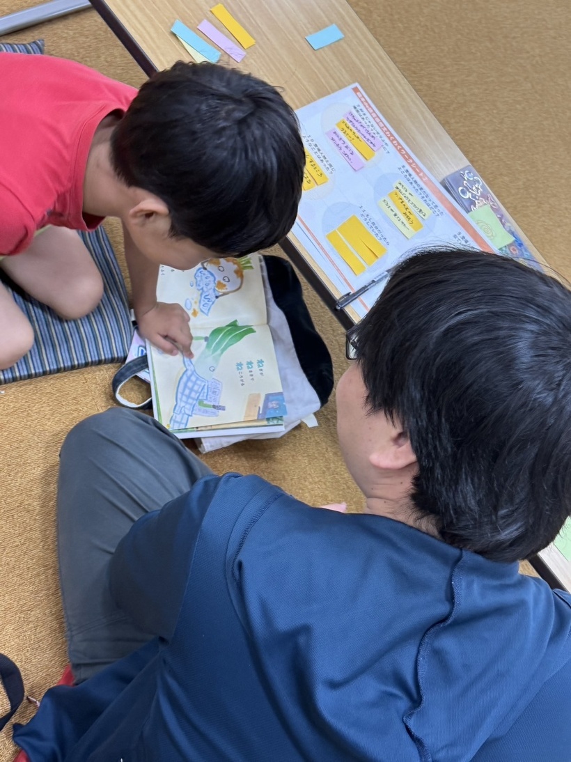 子どもの気持ちを付箋に書いている様子