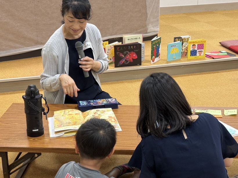 1組の親子と会話している講師の川田先生