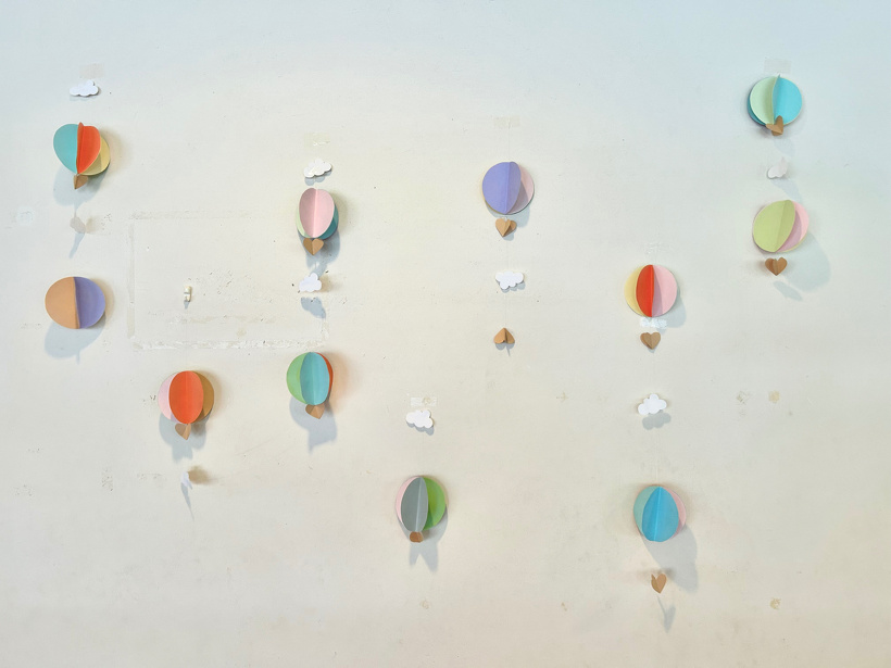 壁に貼り付けた気球と雲の吊り飾り