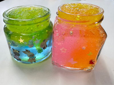 カラフルな2つ並んだビン