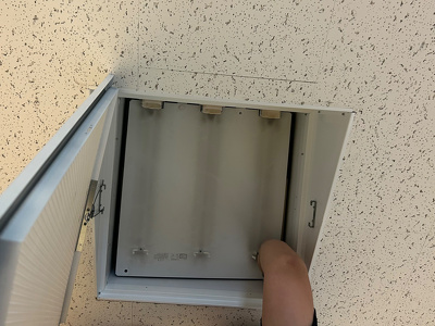 古い蛍光灯を外して交換している様子