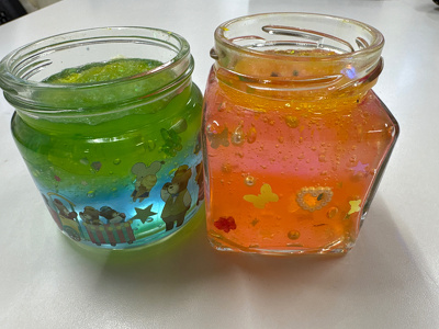 少し量が減ったカラフルなビン