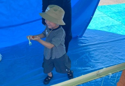 トマトが取れて喜ぶ子ども