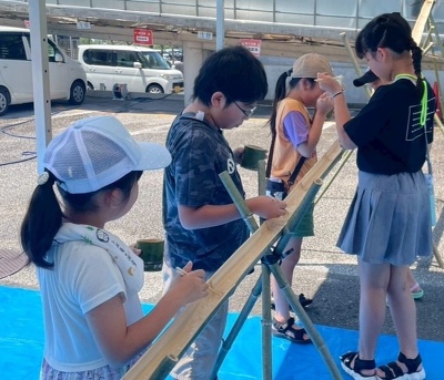 流しそうめんを食べる子ども①