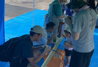 流しそうめんを食べる保護者