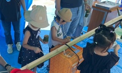 流しそうめんを食べる子ども②