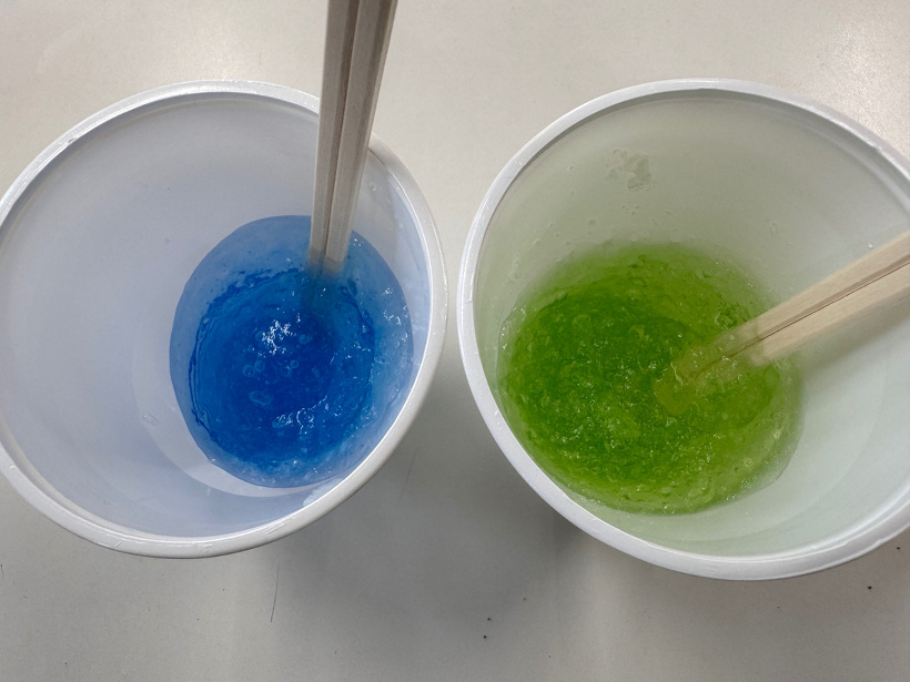 青と緑の保冷剤が入れ物に入っている