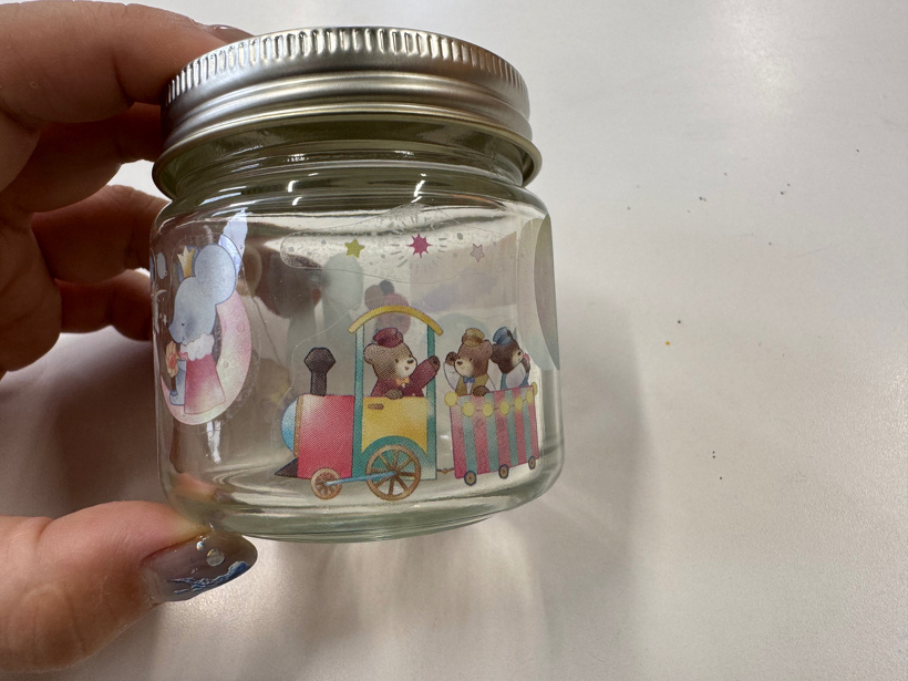 空の瓶にシールか貼ってある