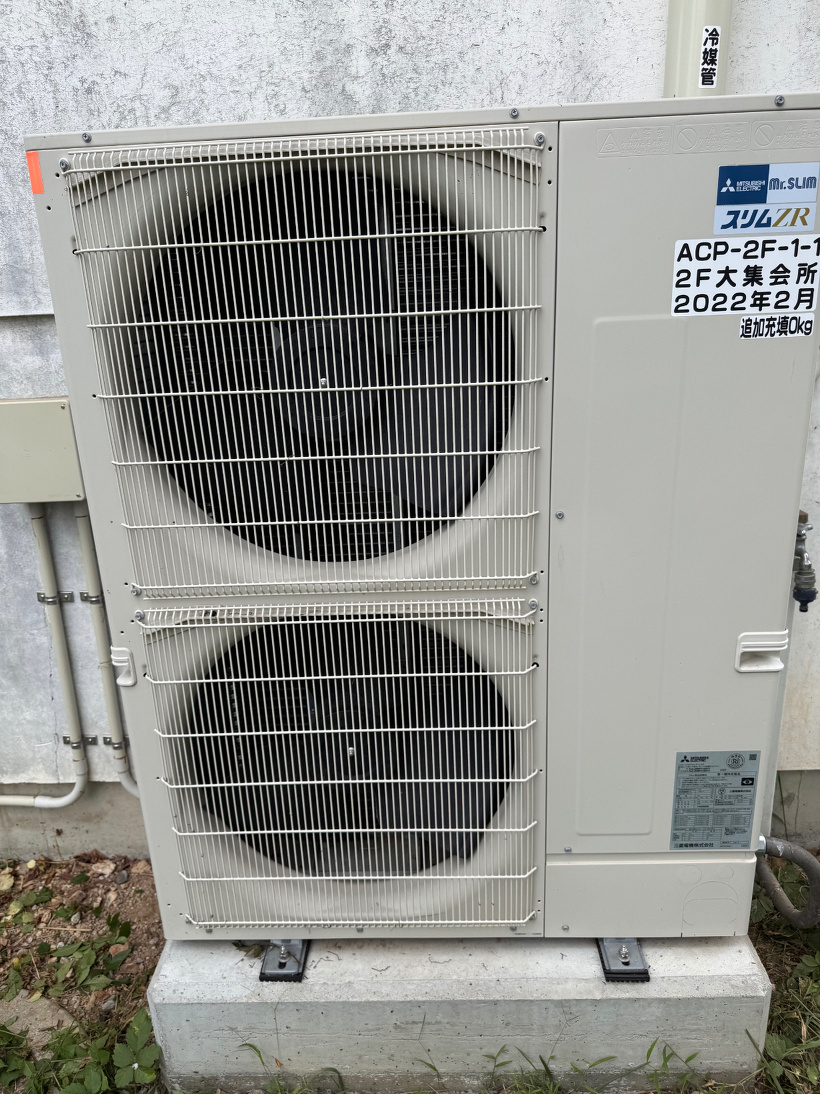 葉っぱがなくなり綺麗になった室外機